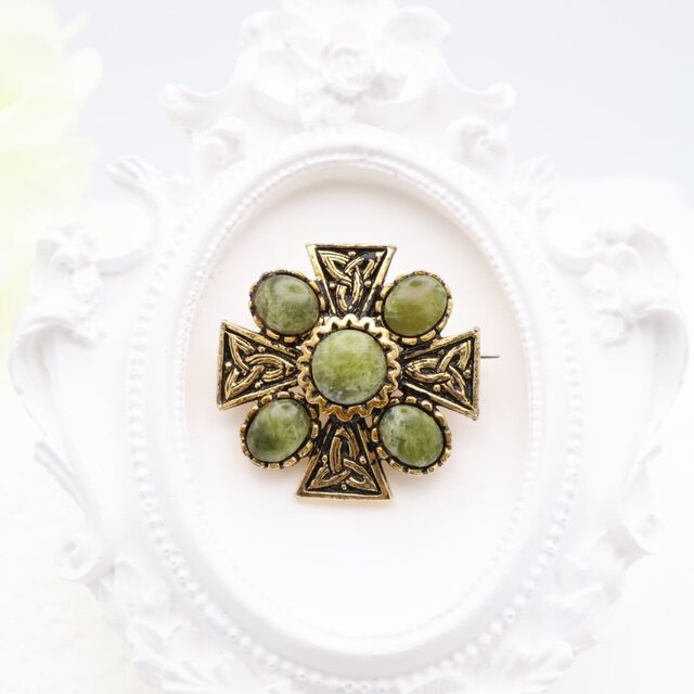 フランス買付】ヴィンテージ グリーンストーン×クロスモチーフブローチ