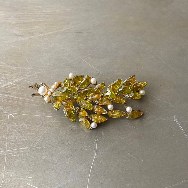 Vintage 80s USA retro peridot×pearl botanical leaf brooch