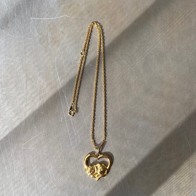 Vintage 80s USA AVON heart sleeping cat necklace