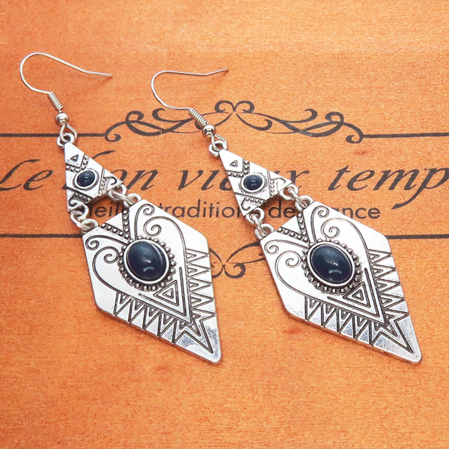 ヴィンテージ調トライアングルな幾何学的メタルタッセルピアス ゴシック アンティーク サージカル可