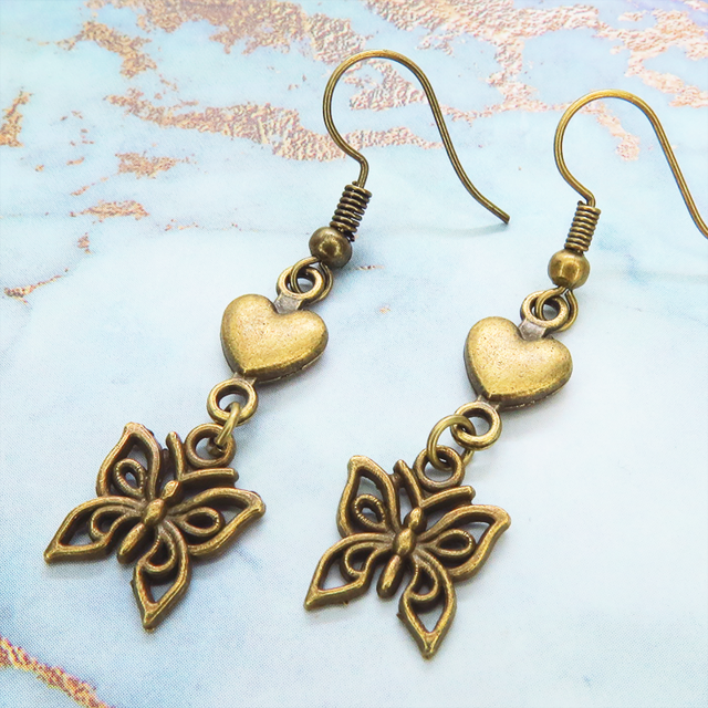 アンティークゴールド 蝶とハートを組合せたピアス シンプル コンパクト バタフライピアス