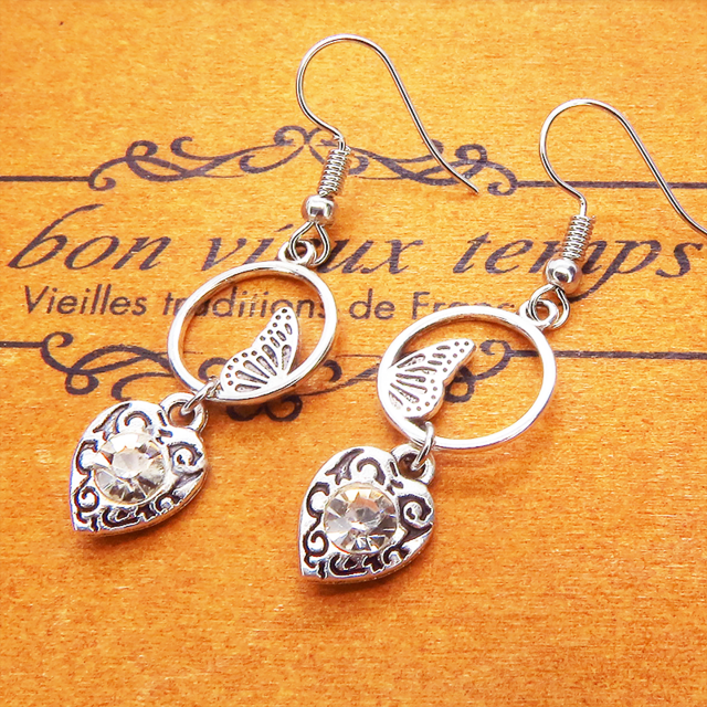 シルバーカラー 蝶の羽とラインストーン入りハートの大人可愛いピアス バタフライピアス サージカル可