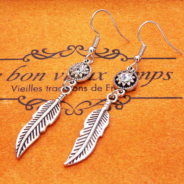 アンティークシルバー フェザーとラインストーンのスリムなピアス サージカル可