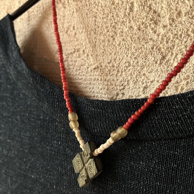 ＊祈りのネックレス。@コプトクロス＋ジャワシードビーズ大小＋ジャワビーズ＋ベネチア金赤ホワイトハートビーズ
