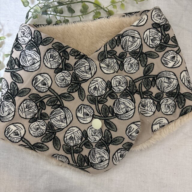 ハンドメイド☆ネックウォーマー北欧リネンベージュ薔薇刺繍ファ