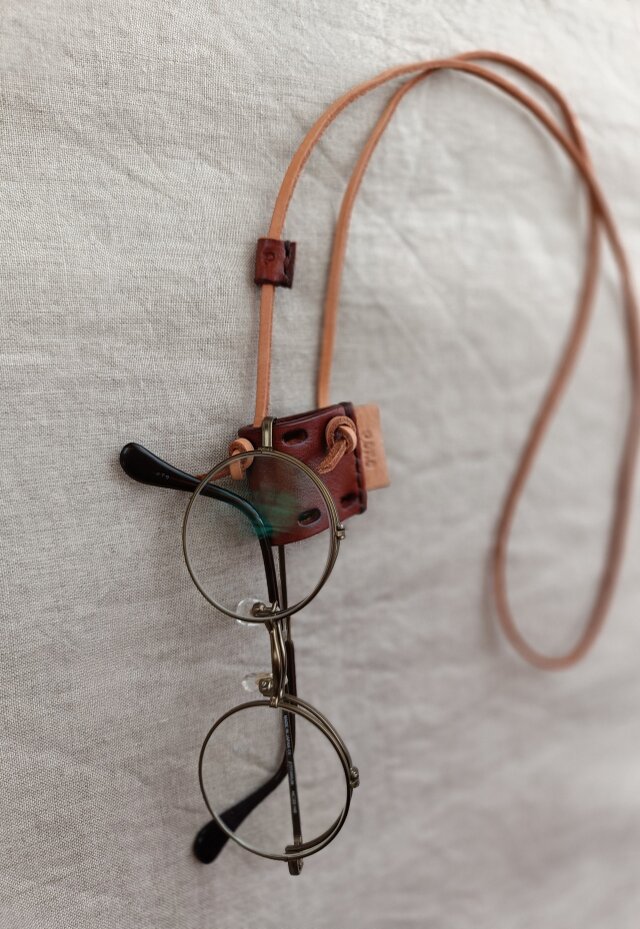 メガネホルダーネックレス　濃いブラウン　牛革