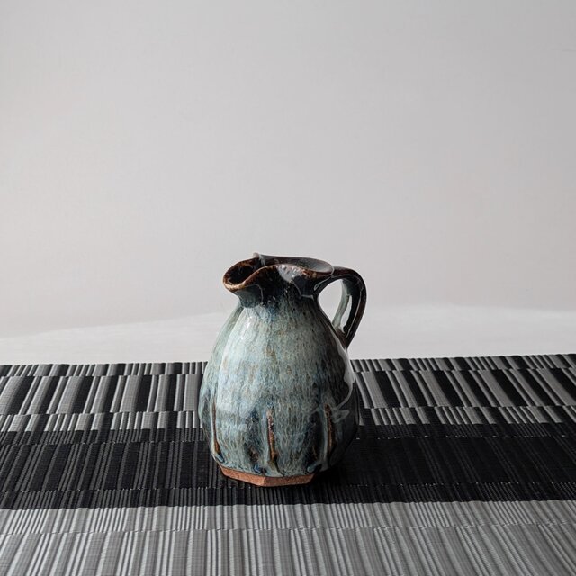 深みのある青釉が美しい 手仕事のミルクピッチャー｜陶器｜一点物