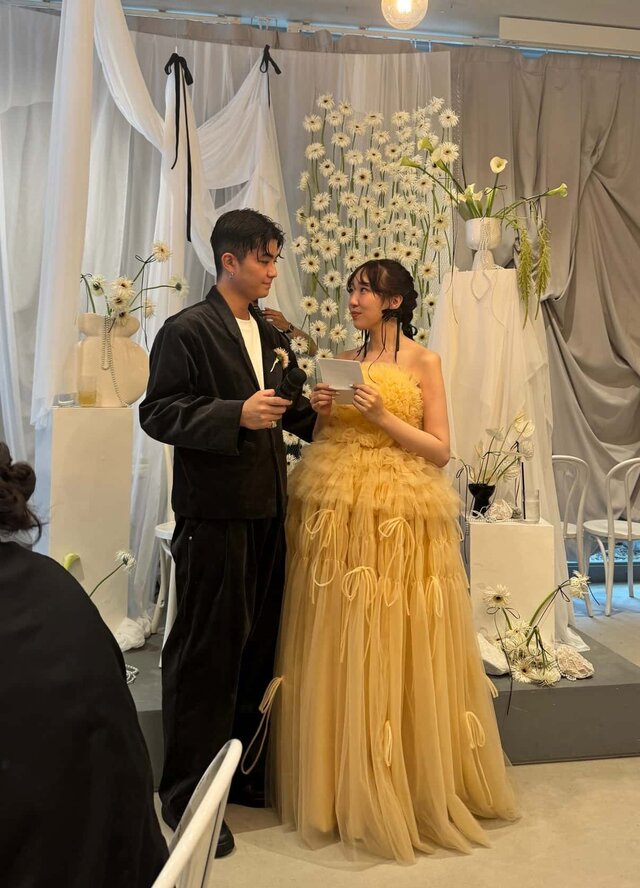 実例写真！カラードレス イエロー リボンチュールドレス ベアトップ 編み上げ プリンセスライン 前撮り 結婚式