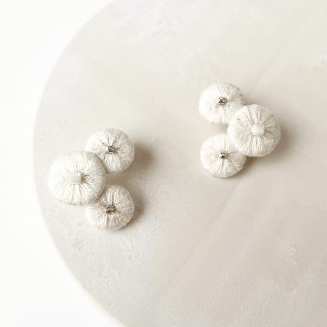 冬新作   スノーボール　刺繍イヤリング  クリスマス/ホリデーシーズン  雪