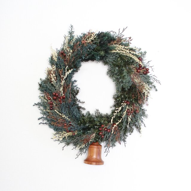 木のベルがついたクリスマスリース　Keyaki