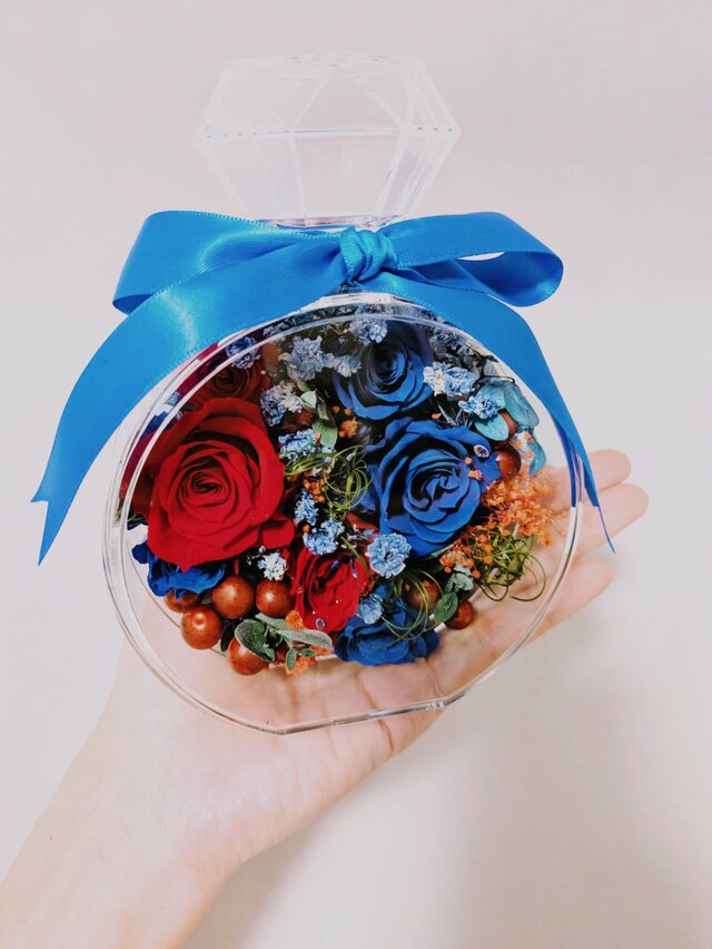 プリザーブドフラワー／青と赤の薔薇が混ざり合う魔法の香水瓶アレンジ／青リボン