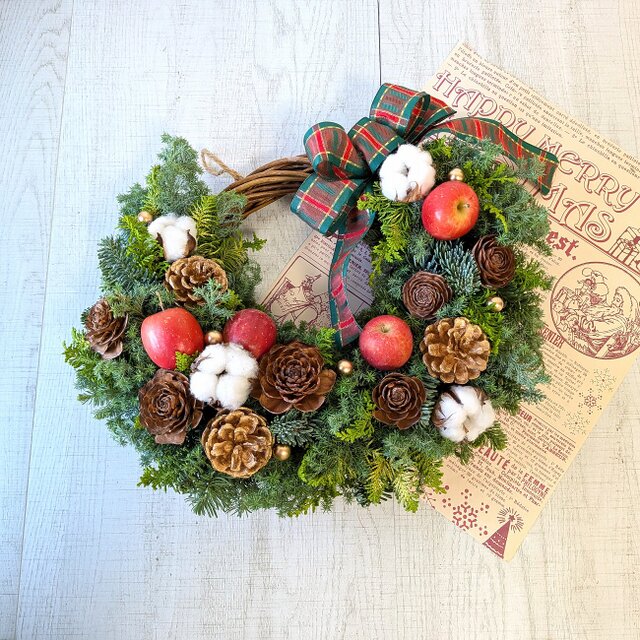 3種のコニファーとミニリンゴのクリスマスリース | iichi 日々の暮らし