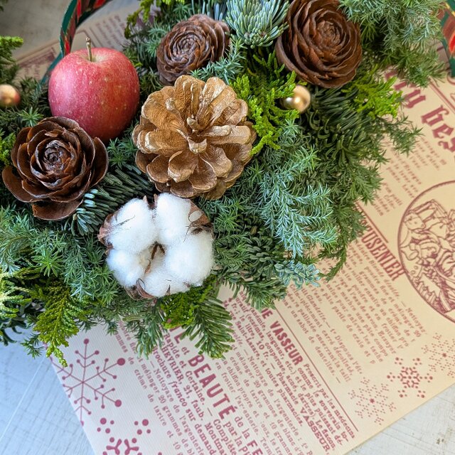 3種のコニファーとミニリンゴのクリスマスリース | iichi 日々の暮らし