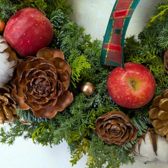 3種のコニファーとミニリンゴのクリスマスリース | iichi 日々の暮らし