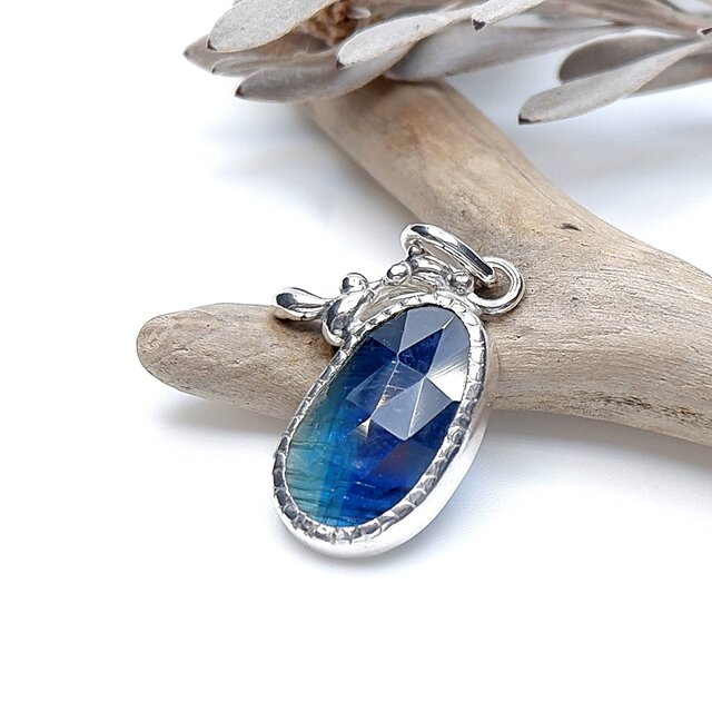 バイカラーカイヤナイトのデザインペンダント　～青と緑の境界～　天然石アクセサリー　一点物　macari