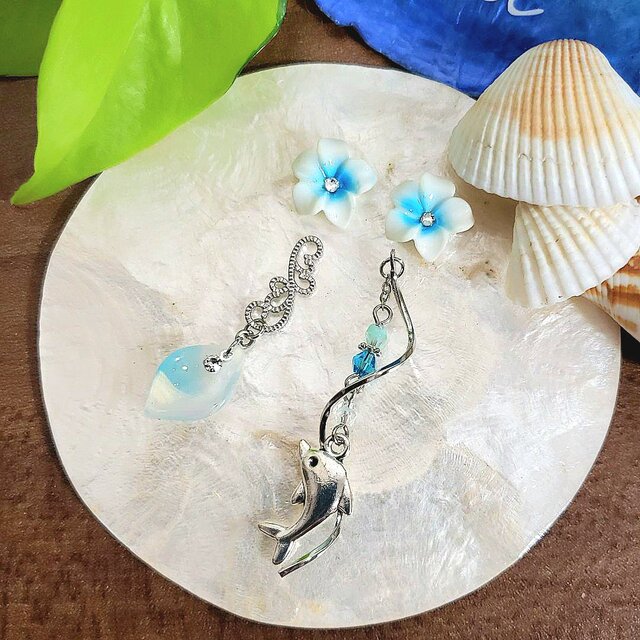 プルメリア❀イルカピアス／イヤリング 南国❀ 水色×スカイブルー No.982