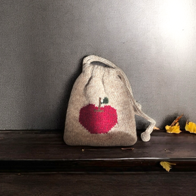 シェットランドウールで編んだりんごの巾着