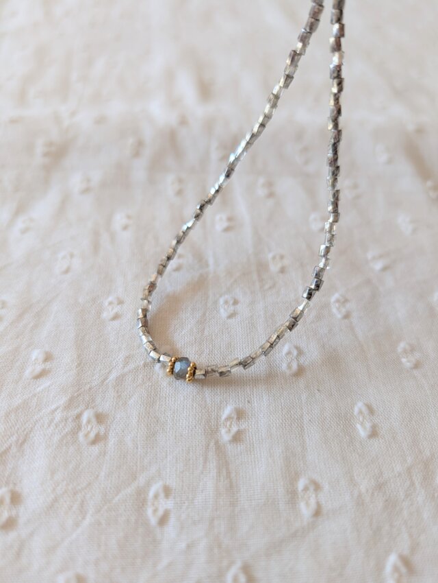 ラブラドライトとガラスビーズのネックレス