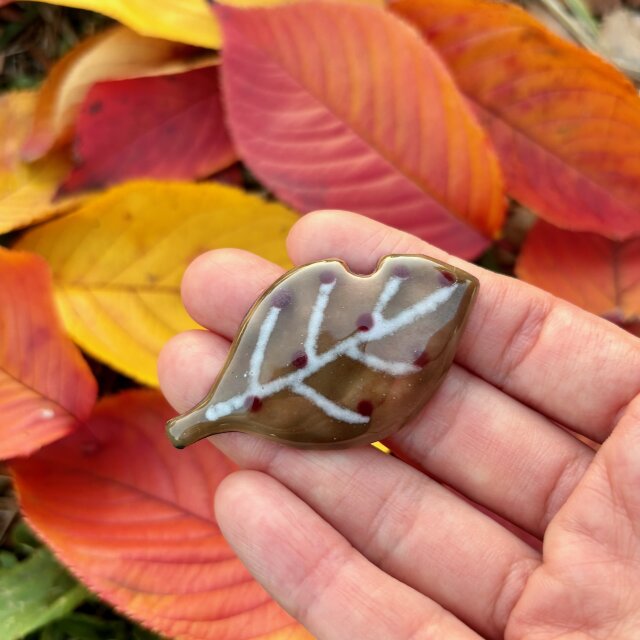 七宝焼 / Leaf【ブローチ】 | iichi 日々の暮らしを心地よくする