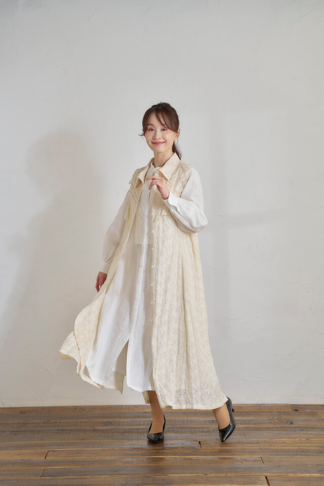 ヨークフリルシャツ衿シュリンクレースロングベスト アイボリー