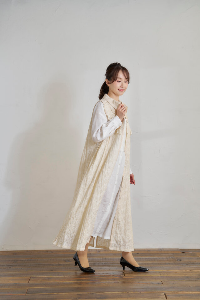 ヨークフリルシャツ衿シュリンクレースロングベスト アイボリー