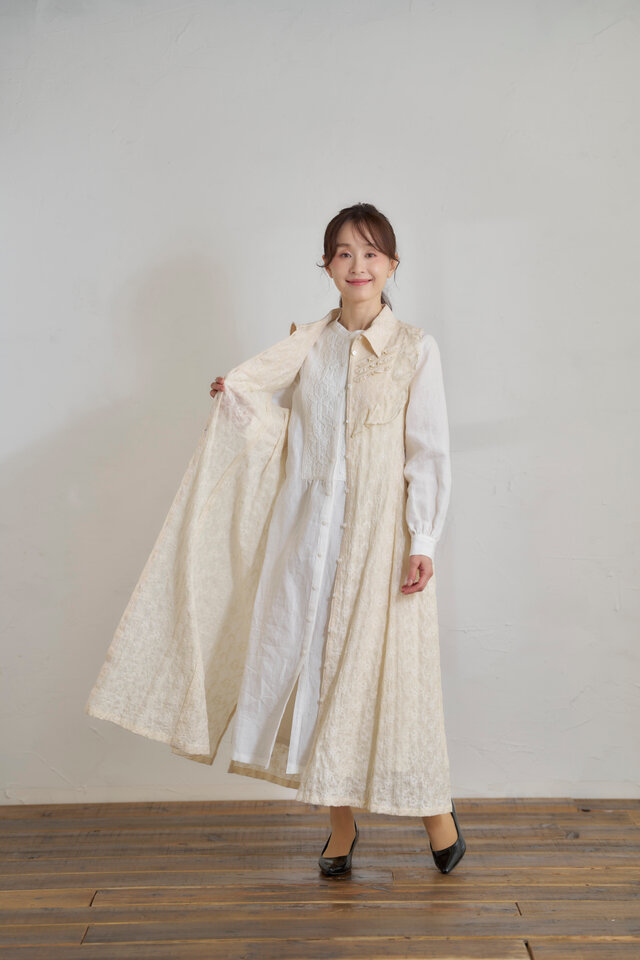 ヨークフリルシャツ衿シュリンクレースロングベスト アイボリー