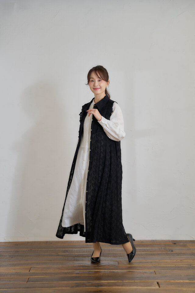 ヨークフリルシャツ衿シュリンクレースロングベスト　黒　Atelier Ai　11号
