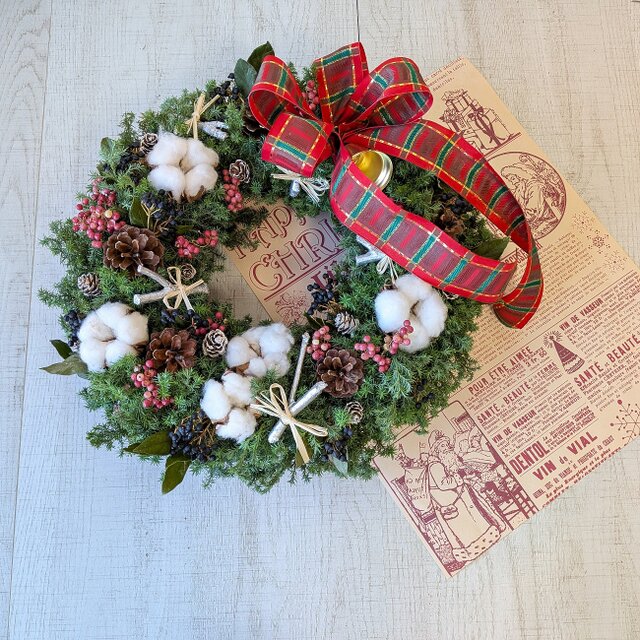 ヒムロスギのベル付きクリスマスリース