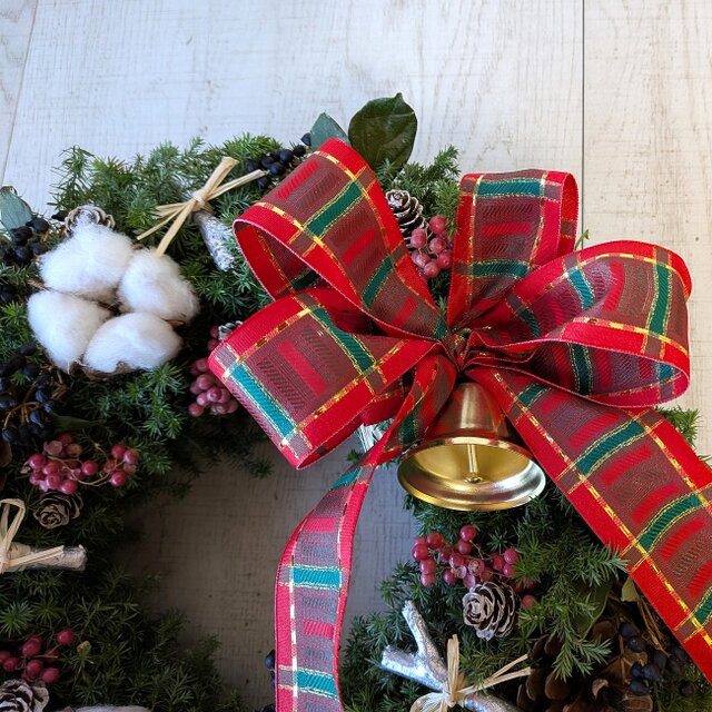 ヒムロスギのベル付きクリスマスリース | iichi 日々の暮らしを