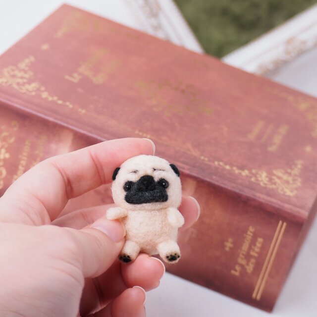 受注制作】 ぬいぐるみ風のまゆパグ(フォーンパグ・黒パグ) 羊毛