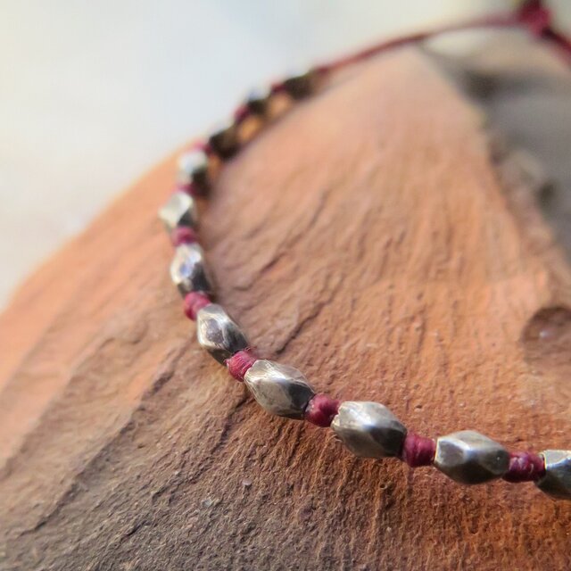 アンティーク　チンシルバー　×１１　＋　ホワイトハート　＆　オリッサブラス　赤　ブレスレッ　百世 momotose（東）