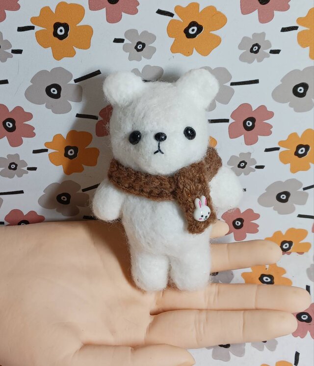 羊毛フェルト 白クマ君も寒いよね　マフラー暖かそうでいいね