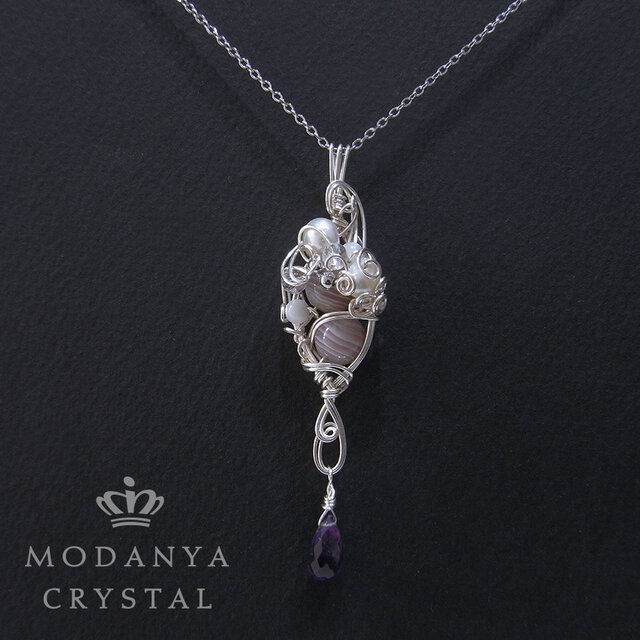 ボツワナアゲート+淡水パール+アメジストの揺れるワイヤーペンダントトップ1494