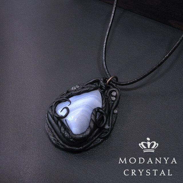 ブルーレースの樹脂粘土ペンダントトップ（革紐付き）1498