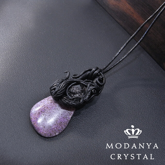 ロイヤルパープルスティヒタイトの樹脂粘土ペンダントトップ（革紐付き）1500