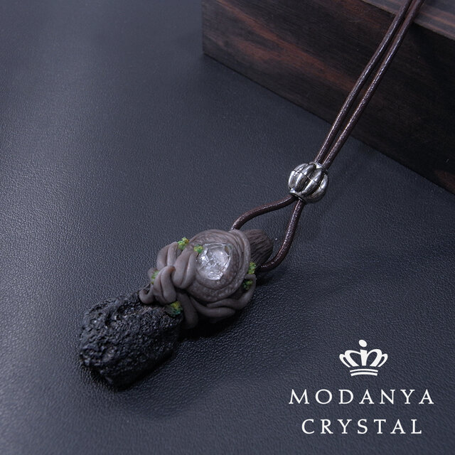 テクタイトの樹脂粘土ペンダントトップ1（革紐付き）1504