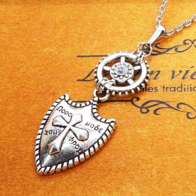 アンティークシルバー 盾（シールド）と歯車のゴシックネックレス スチームパンク風 スワロフスキー エンブレム 長さ調整可