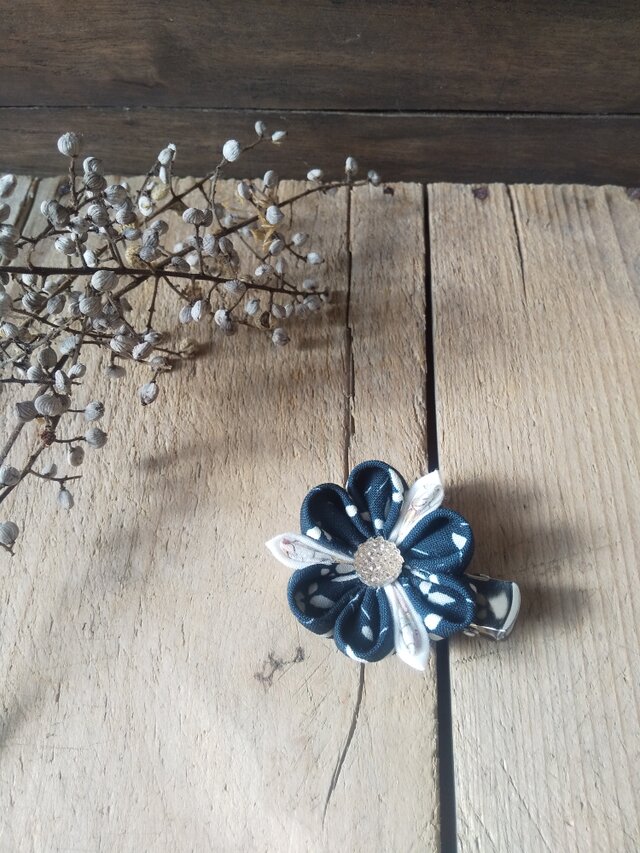 つまみ細工の華やかクリップ