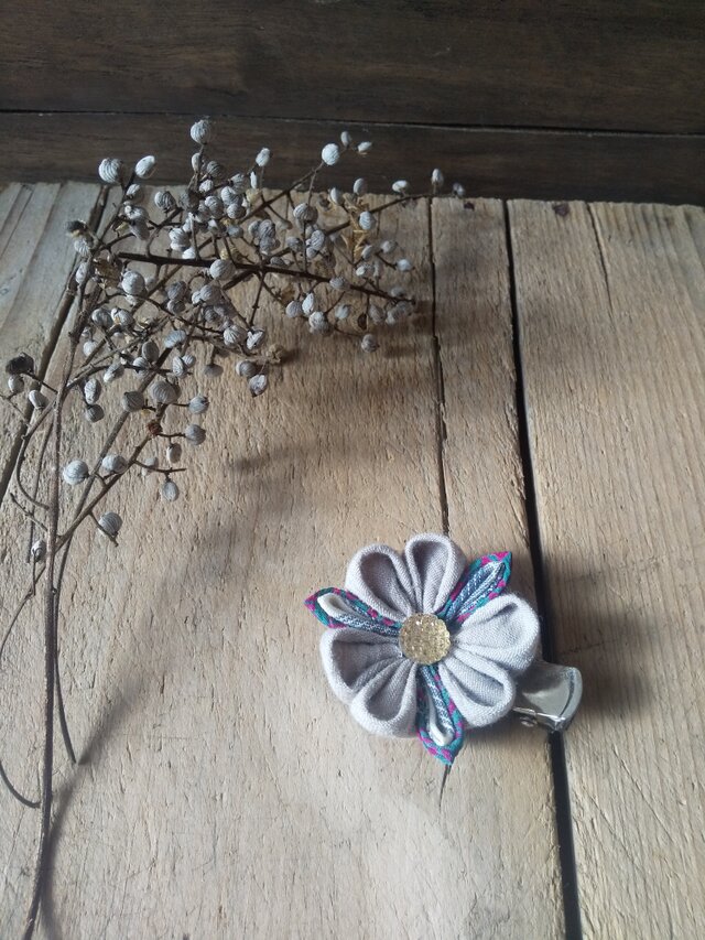 つまみ細工の華やかクリップ