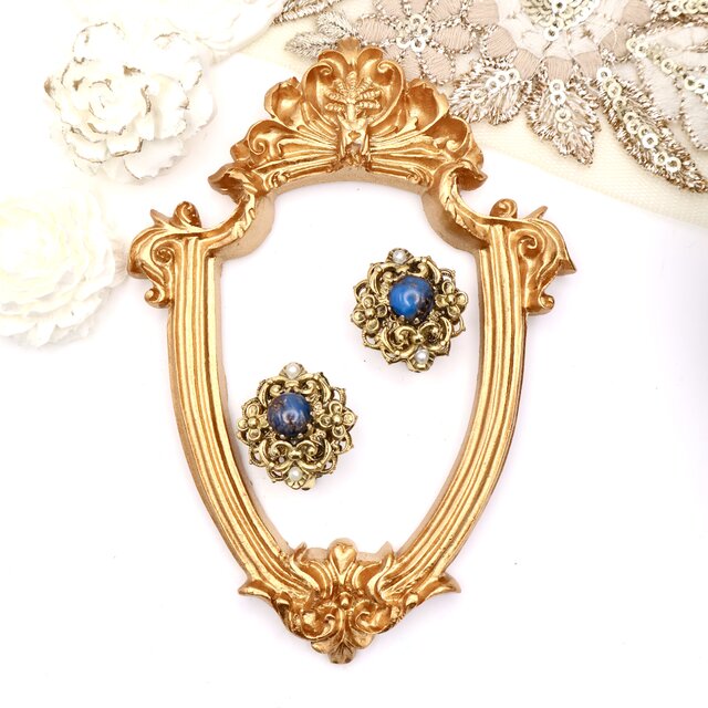 【アメリカ買付】AUSTRIAブルーカボション×フローラルメタル イヤリング｜Antique Floral Blue1950s