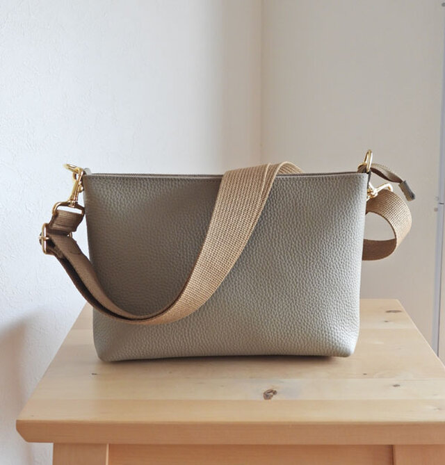長財布がすっぽり☆　レザーショルダー（ ファスナー口 ）　ラテグレージュ