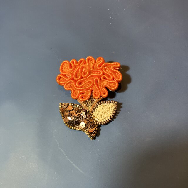 ケイトウのブローチ　オレンジ