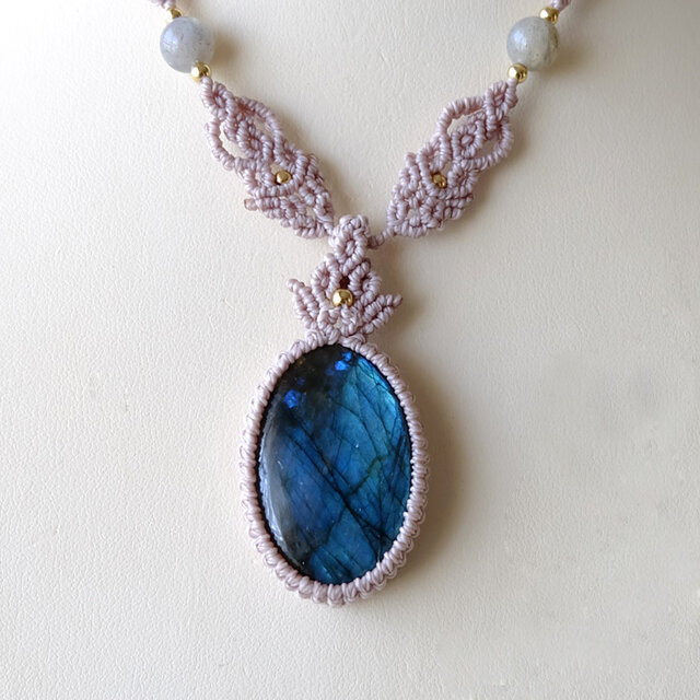 ラブラドライト（マダガスカル産）良質天然石マクラメ編みペンダント