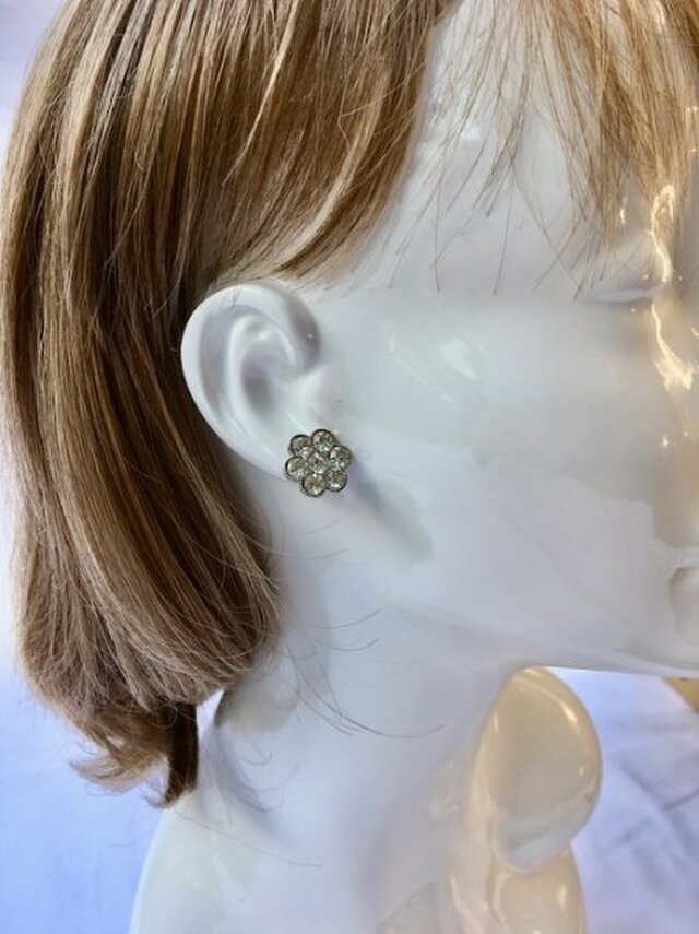 世界の飾りボタンシリーズ キラキラお花のイヤリング シルバー [maz-139]