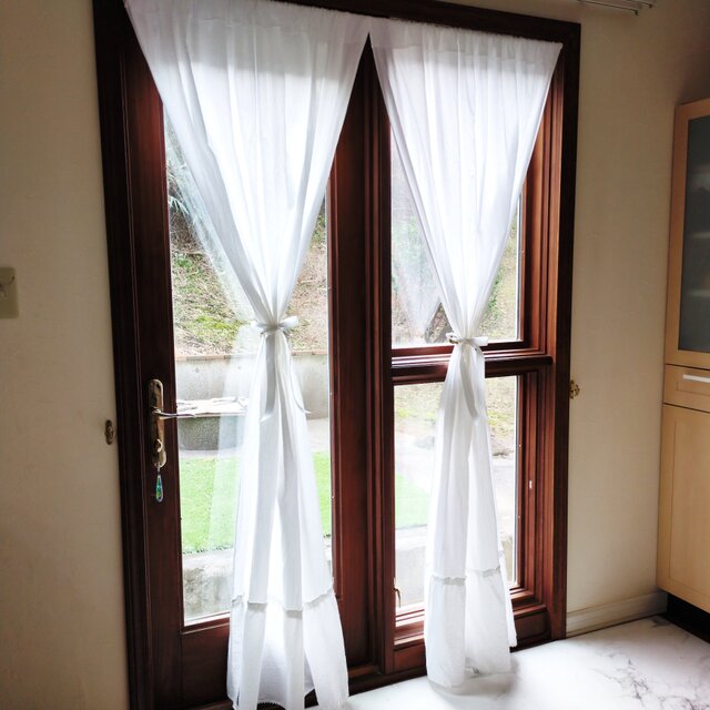 ホワイトコットン♪レース付きラッフル両開きカーテンリボンクリップ