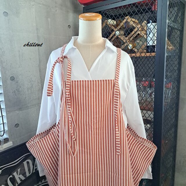 【背中がかわいい】エプロンドレス：レッド：ストライプ【1008】