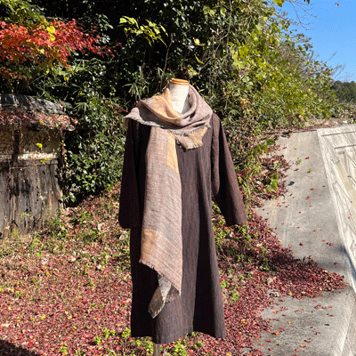 柿渋染め三重織ストールK25097 | iichi 日々の暮らしを心地よくする