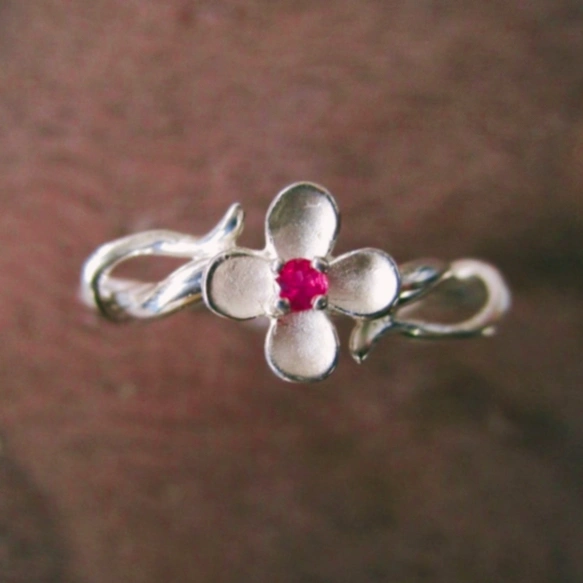 【天然ルビー】小さなクレマチス•リング【スターリングシルバー製/天然石ルビー/フラワーモチーフ】