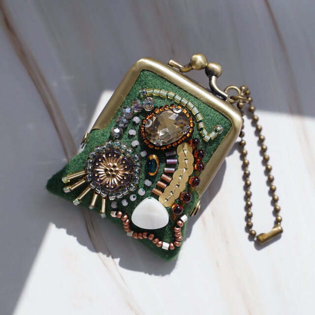 小さなビーズ刺繍のがま口 No.79｜グリーン×ウール｜ネックレス・バッグチャームにも｜アクセサリーケース｜一点物