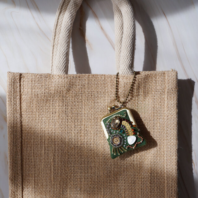 小さなビーズ刺繍のがま口 No.79｜グリーン×ウール｜ネックレス